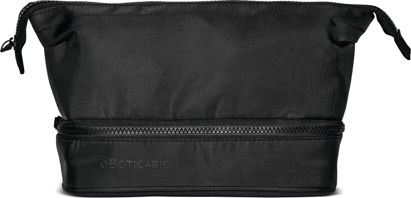Nécessaire masculina preta de nylon em formato triangular com zíper em cima e ziper no terço inferior do produto, com logotipo do Boticário estampado em preto no canto inferior direito do produto.