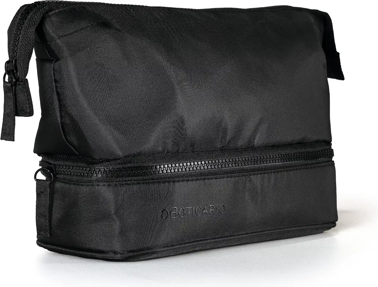Nécessaire masculina preta de nylon em formato triangular com zíper em cima e ziper no terço inferior do produto, com logotipo do Boticário estampado em preto no canto inferior direito do produto vista a 45º.
