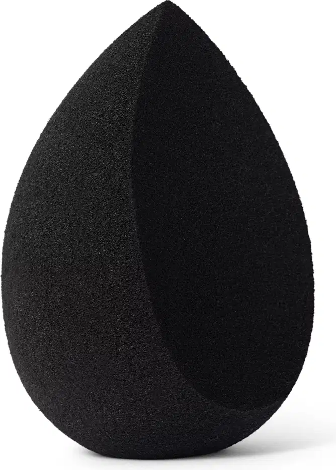 Esponja de maquiagem Make B. Super Blend preta em formato de gota. A esponja é feita de material macio e poroso destinada à aplicação de maquiagem.