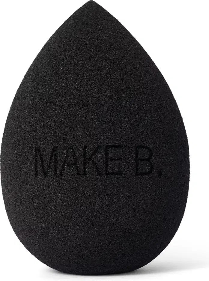 Esponja de maquiagem Make B. Super Blend preta em formato de gota. A esponja é feita de material macio e poroso destinada à aplicação de maquiagem.