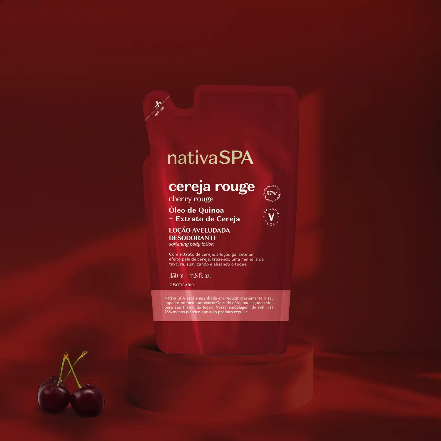 Refil de loção aveludada corporal da marca Nativa SPA Cereja Rouge em sachê vermelho escuro, letra brancas e detalhe rosa em fundo vermelho bem escuro.