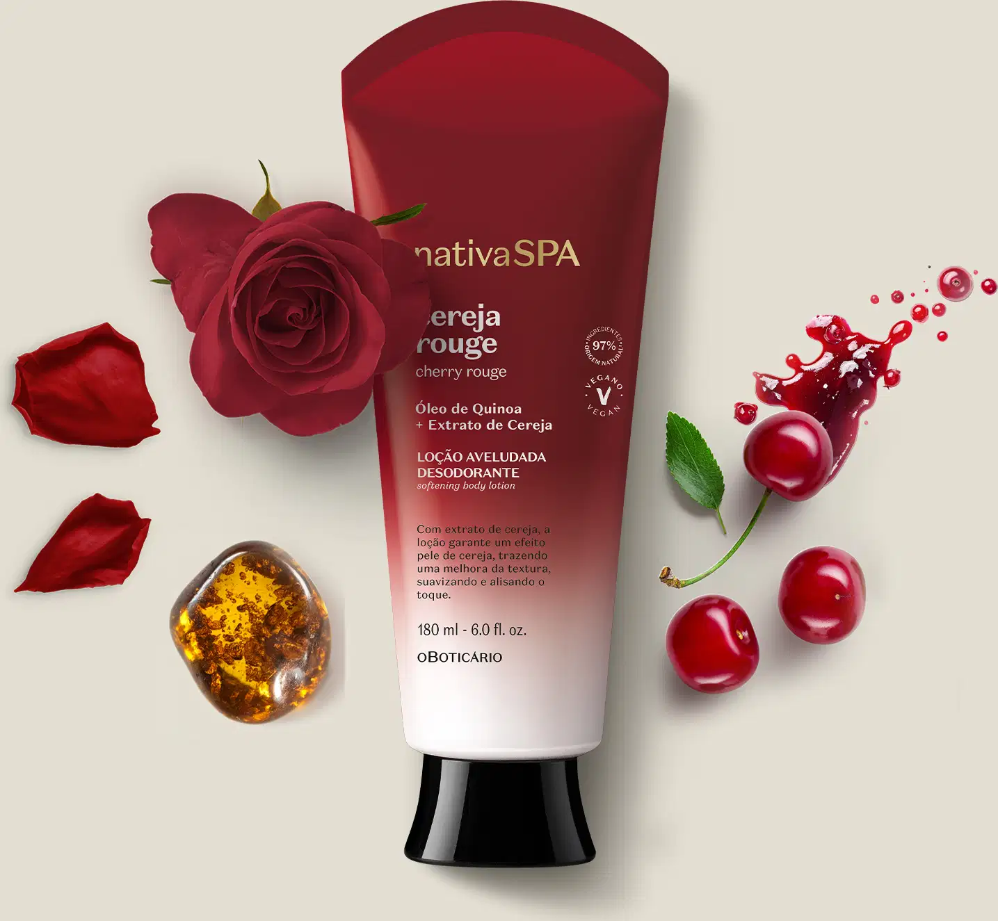 Bisnaga vermelha e branca da marca Nativa SPA Cereja Rouge com rosa vermelha, pétalas e respingos de líquido vermelho em superfície clara, com outros elementos decorativos ao redor.