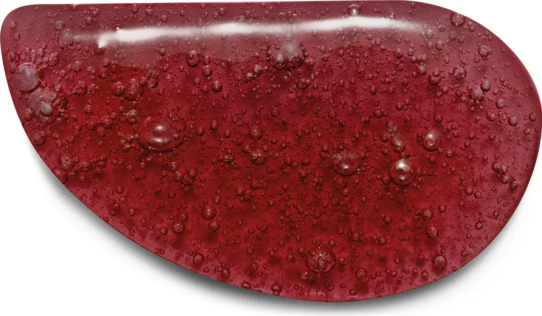 Textura vermelha brilhante e úmida com gotas de água do sabonete líquido Nativa SPA Cereja Rouge com superfície irregular e texturizada.