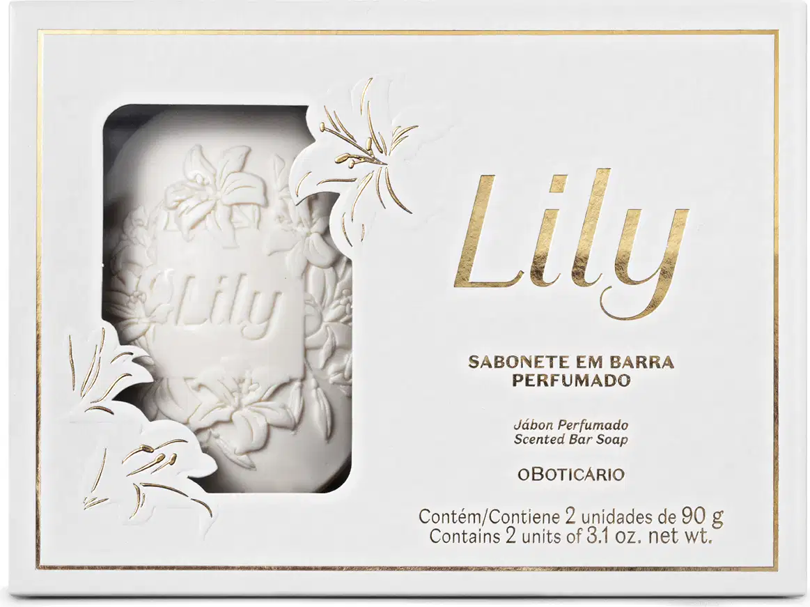 Conjunto de sabonetes em barra perfumados Lily. Rótulo com o nome "Lily" em letras douradas e descrição do produto. Imagem em relevo de um sabonete com detalhes florais esculpidos. Cores predominantes são branco, dourado e cinza claro.