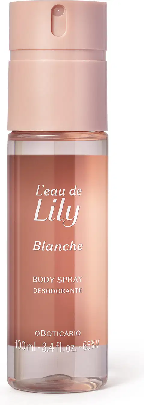 Frasco transparente com líquido rosa claro, tampa rosa e rótulo rosa escuro com letras brancas contendo 100ml de body spray L'eau de Lily Blanche.