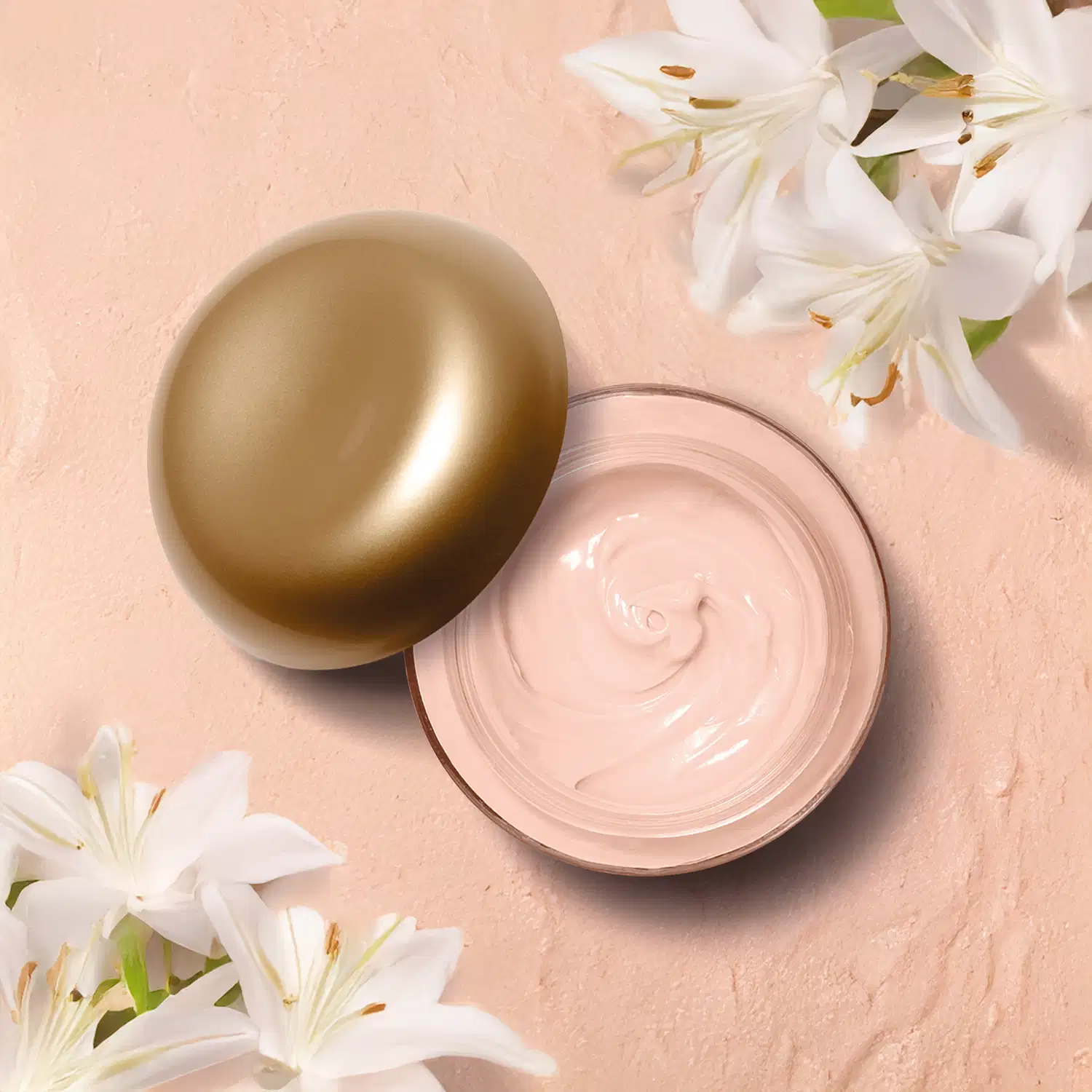 Um frasco de vidro rosa claro contendo creme acetinado corporal Lily Gardénia. Flores brancas de lírio ao redor, criando um arranjo natural e elegante.