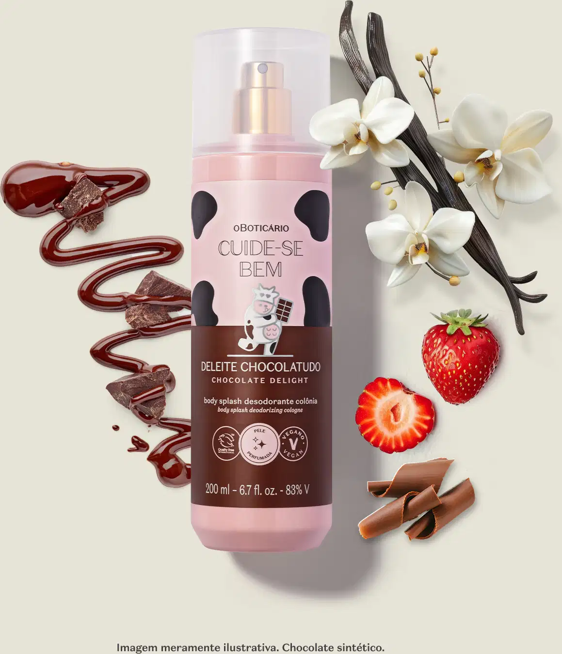 Frasco de body splash Cuide-se Bem Deleite Chocolatudo em embalagem rosa e marrom com vaca ilustrada. Ao lado, varas de baunilha, orquídeas brancas, morango fresco, pedaços de chocolate e raspas de chocolate ao redor do frasco.