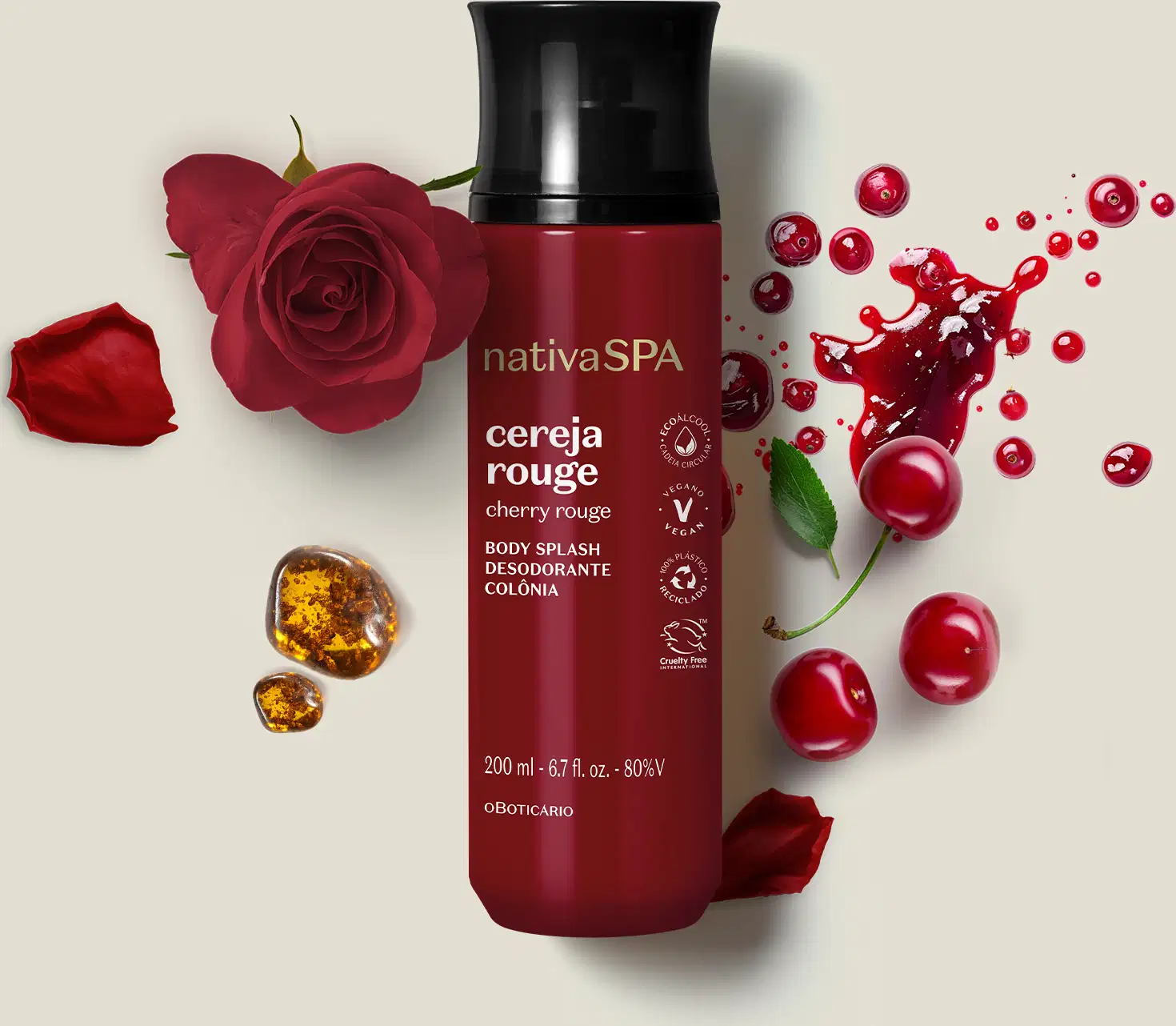 Frasco vermelho escuro contendo body splash Nativa SPA Cereja Rouge, com rosas vermelhas, cerejas e pétalas em um fundo claro, criando um cenário de beleza e relaxamento.