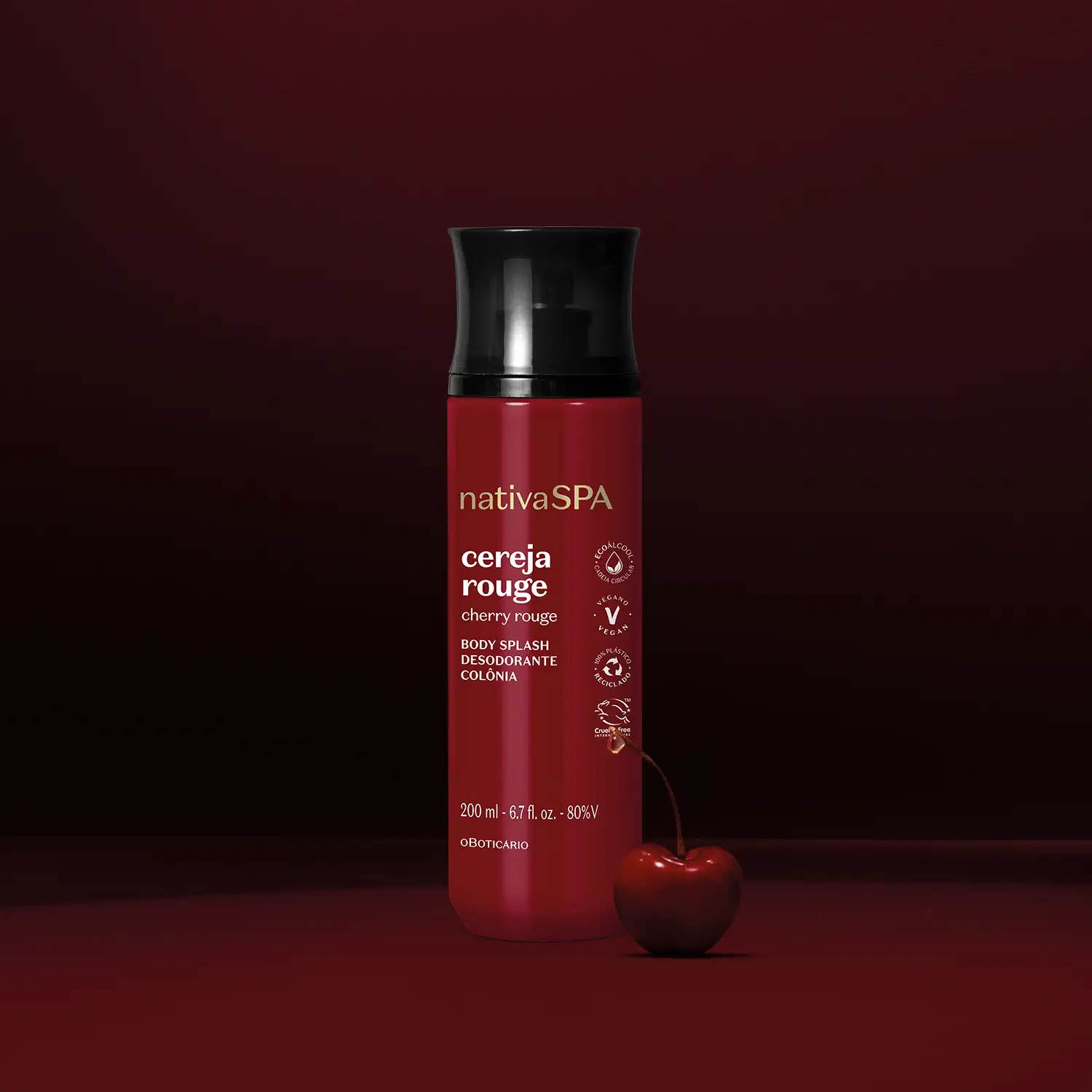 Frasco vermelho escuro com tampa preta e letras brancas e douradas contendo 200ml de body splash Nativa SPA Cereja Rouge em fundo vermelho bem escuro.
