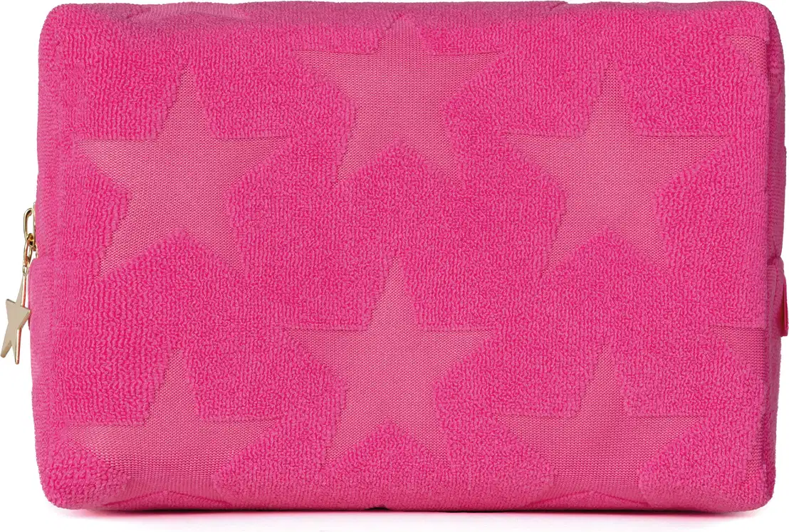 O produto apresentado é um necessaire rosa com estampa de estrelas. Possui um zíper dourado e uma alça para transporte. O necessaire é feita de material macio e texturizado, indicado para crianças.