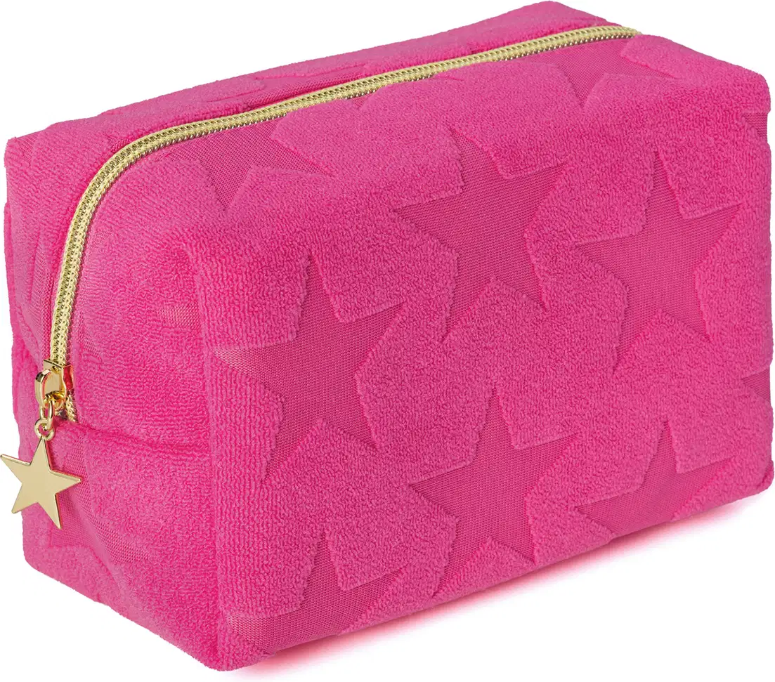 O produto apresentado é um necessaire rosa com estampa de estrelas. Possui um zíper dourado e uma alça para transporte. O necessaire é feita de material macio e texturizado, indicado para crianças.