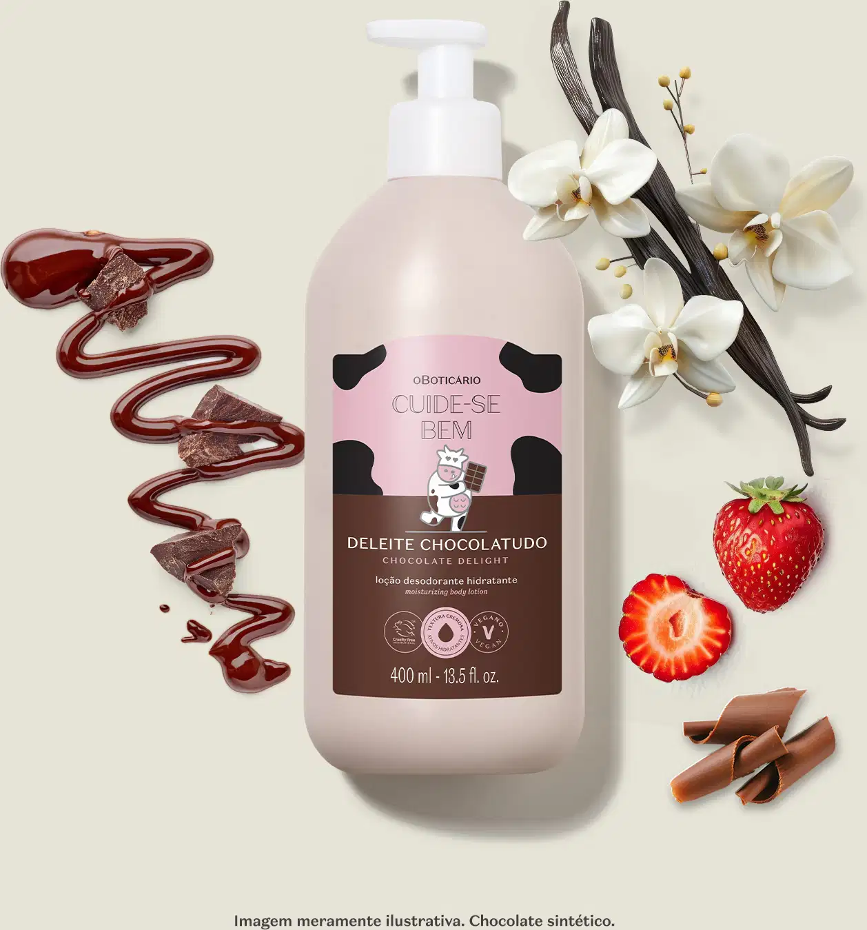 O produto apresentado é um loção hidratante corporal com aroma de chocolate da marca Cuide-se Bem Deleite Chocolatudo. Ao lado,  flores brancas, uma morango fresco, pedaços de chocolate e um filete de chocolate derretido ao redor do produto.