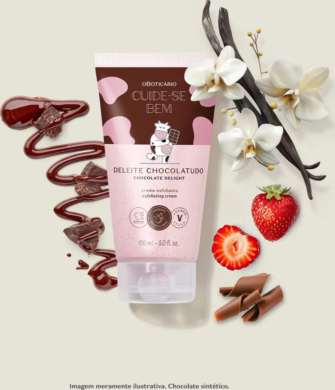 Creme esfoliante corporal Cuide-se Bem Deleite Chocolatudo tendo, ao lado, elementos decorativos como varas de chocolate, flores brancas, uma morango fresco e pedaços de chocolate ao leite.