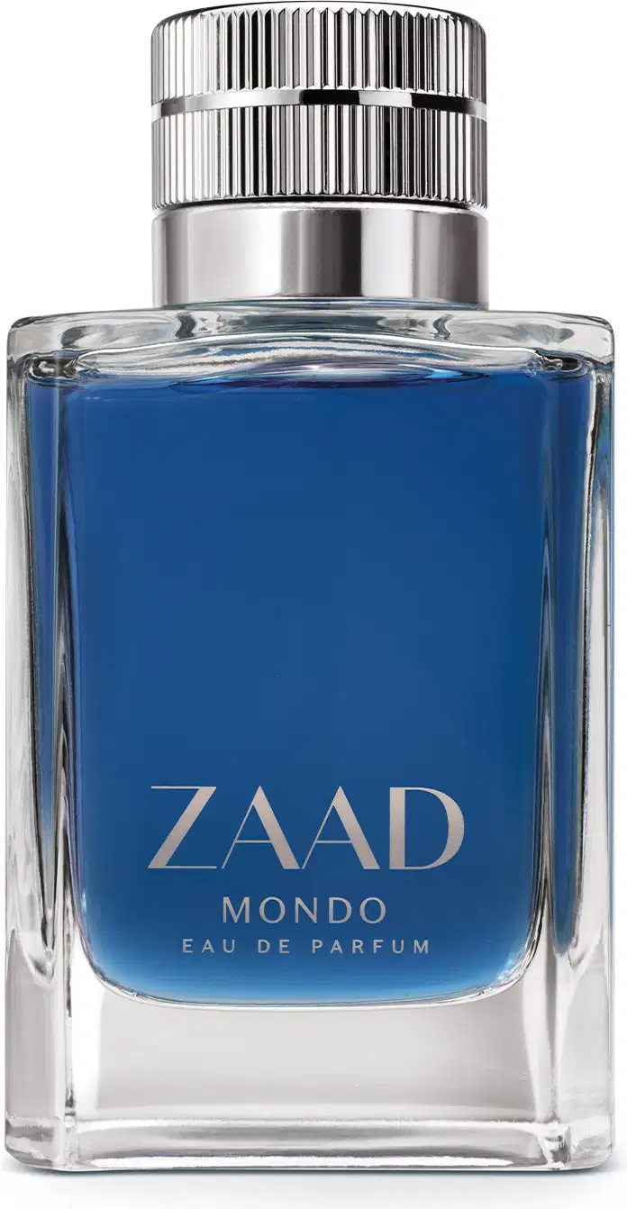 Frasco de vidro transparente de item de perfumaria da marca Zaad Mondo, contendo líquido na cor azul, tampa prateada e marca gravada no rótulo, também em prata.