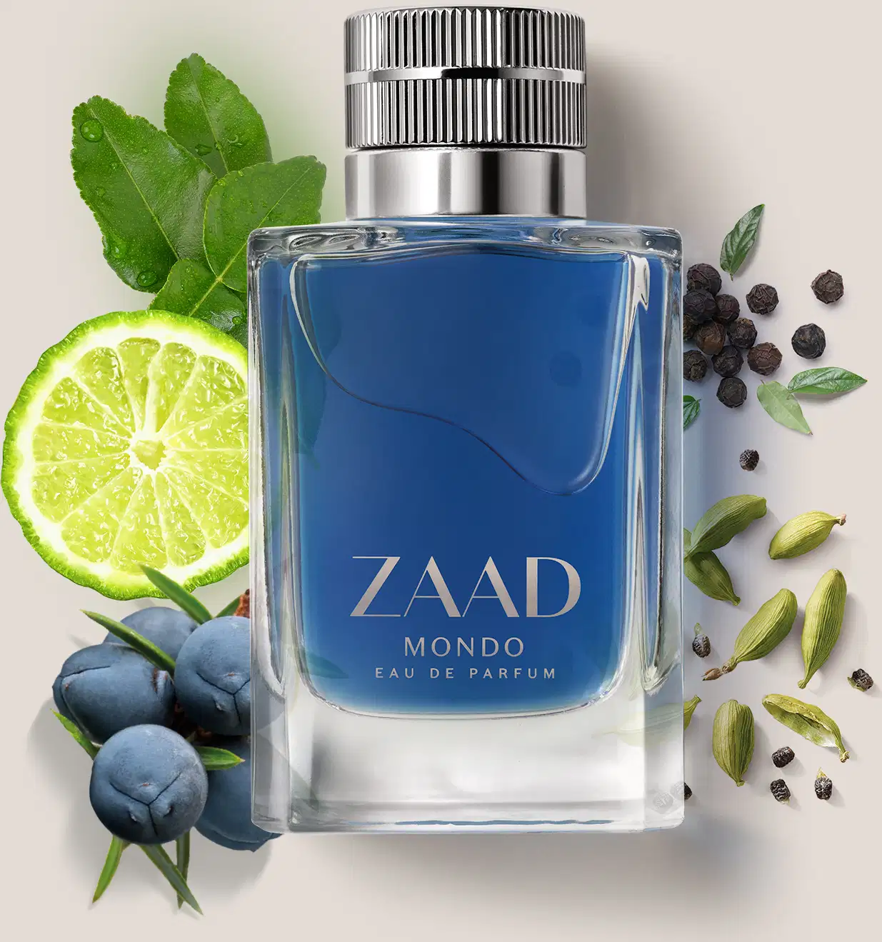 Frasco de vidro transparente de item de perfumaria da marca Zaad Mondo, contendo líquido na cor azul, tampa prateada e marca gravada no rótulo, também em prata em meio a ingredientes naturais como limão, folhas, especiarias e frutas, em superfície clara.