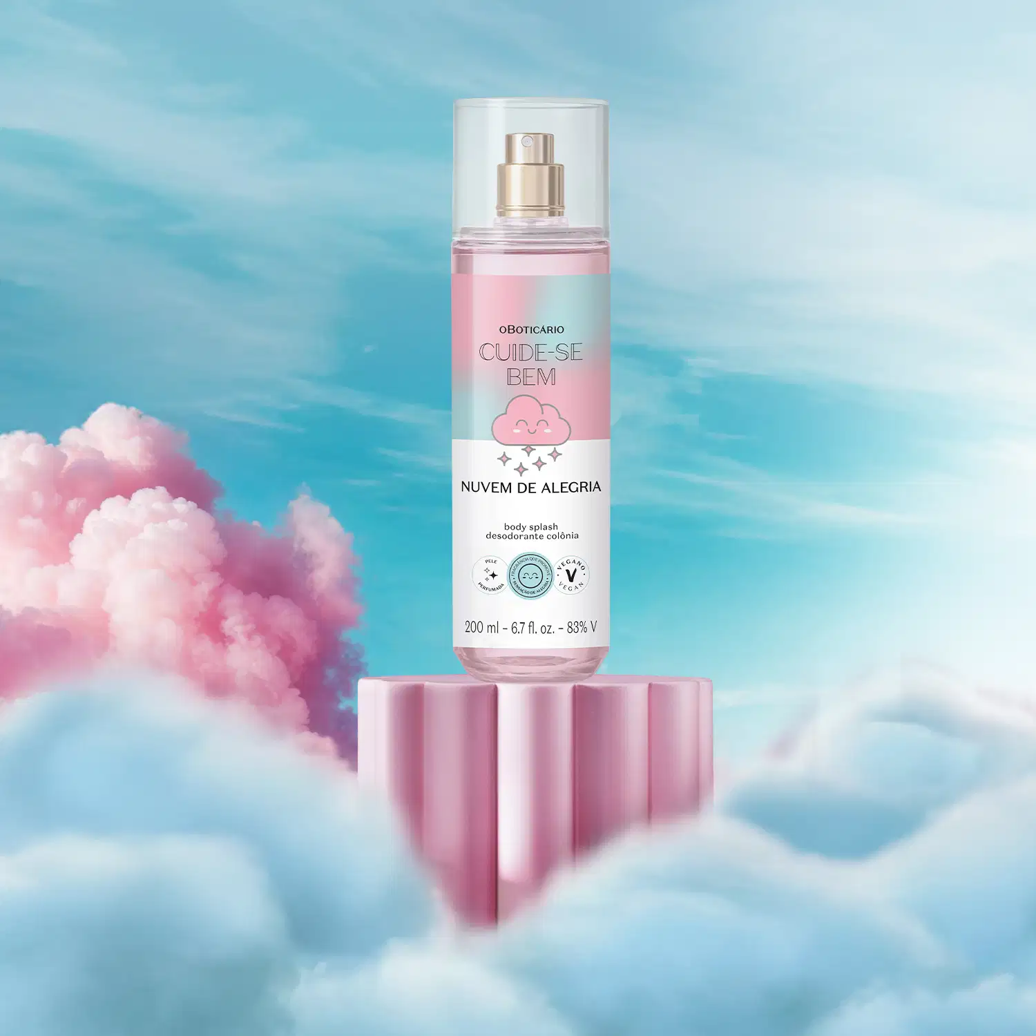 Embalagem branca, azul e rosa de body splash Cuide-se Bem Nuvem de Alegria em cenário simulando nuvens coloridas e céu azul com nuvens.