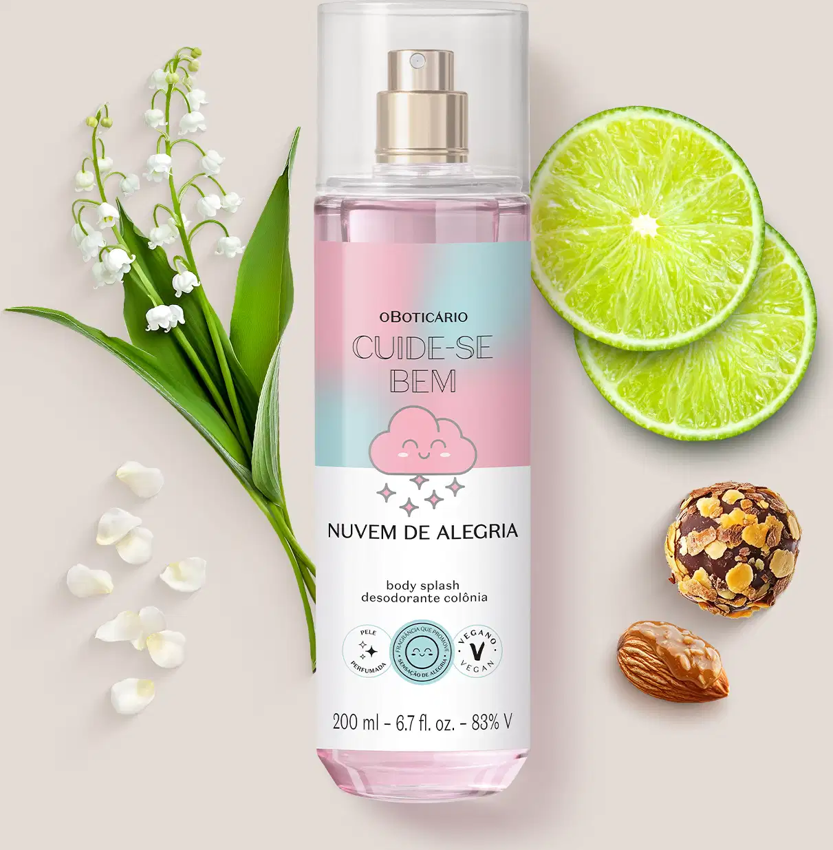 Frasco de body splash da marca Cuide-se bem Nuvem de Alegria em cenário com flores, limão, marshmallows e fundo lilás claro, sugerindo um ambiente natural e refrescante.