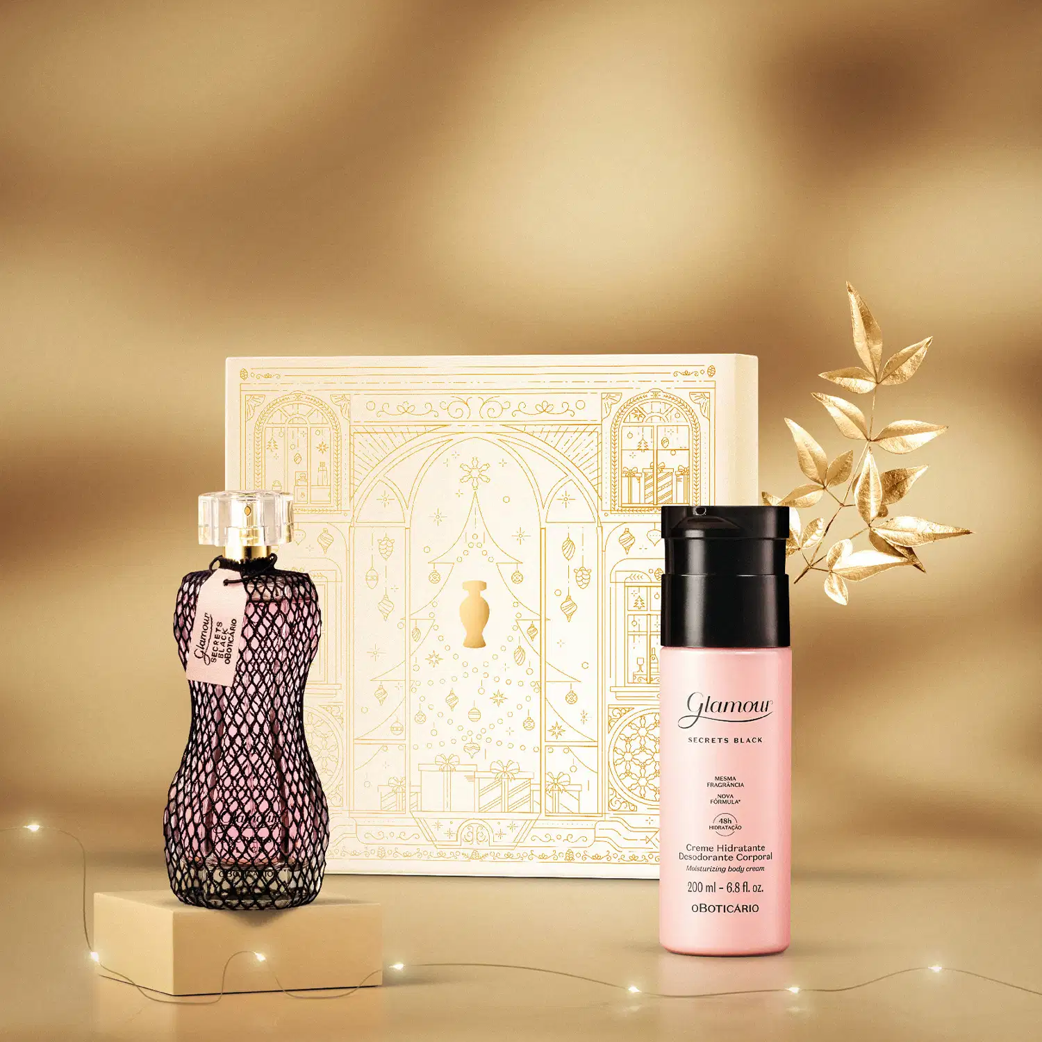 Frasco curvilíneo com rede preta ao redor de desodorante colônia Glamour Secrets Black, frasco bege com tampa preta de creme hidratante e caixa bege de presente em fundo bege com sombras.