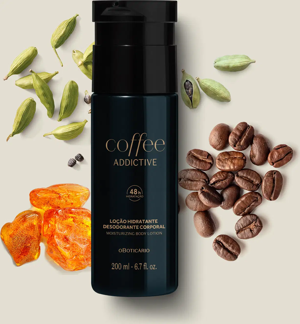 Frasco preto com letras bege escuro de loção hidratante desodorante corporal Coffee Addictive Oriental Aromático rodeado por grãos de café, flores e fatias de laranja em superfície bege clara.