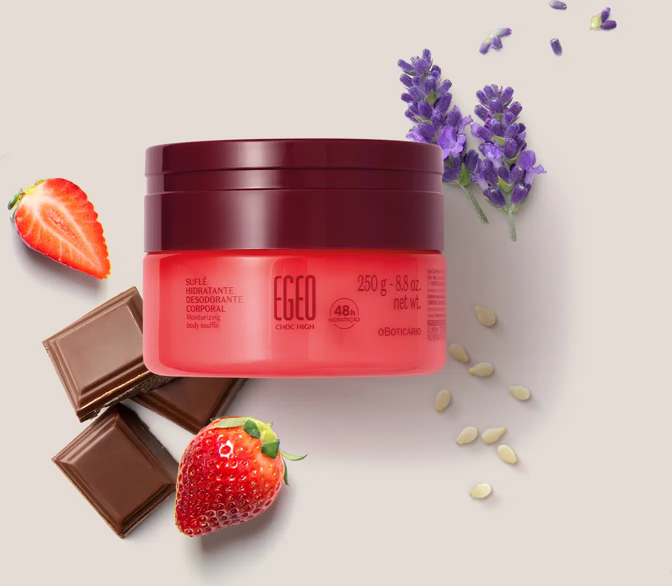 Pote de tampa vinho e embalagem rosa de item Suflê Hidratante Desodorante Corporal da linha Egeo Choc High cercado por flores de lavanda, morangos, especiarias e pedaços de chocolate.