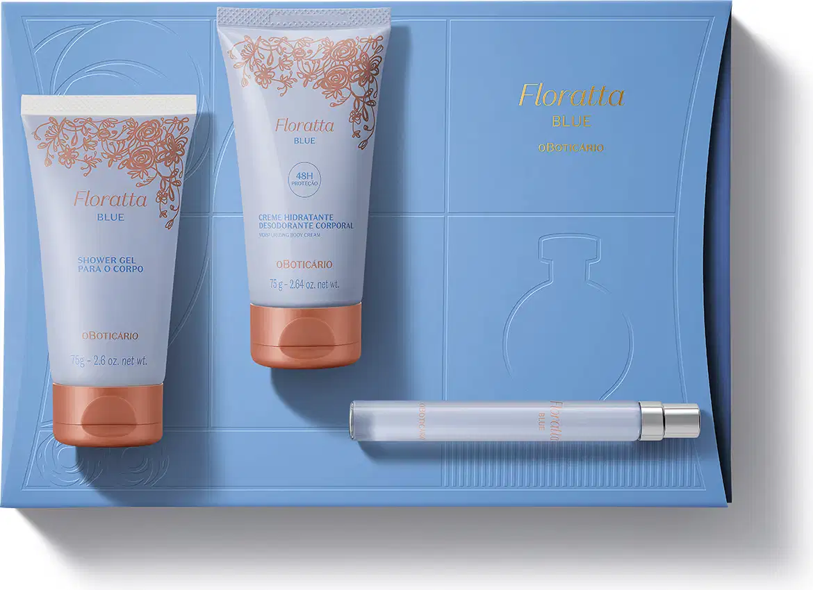 Imagem de duas bisnagas azuis e douradas, sendo uma de gel de banho corporal e uma de creme hidratante corporal e um vidro de 10ml de desodorante colônia. Os itens estão em cima de uma caixa presenteável azul com detalhes dourados.
