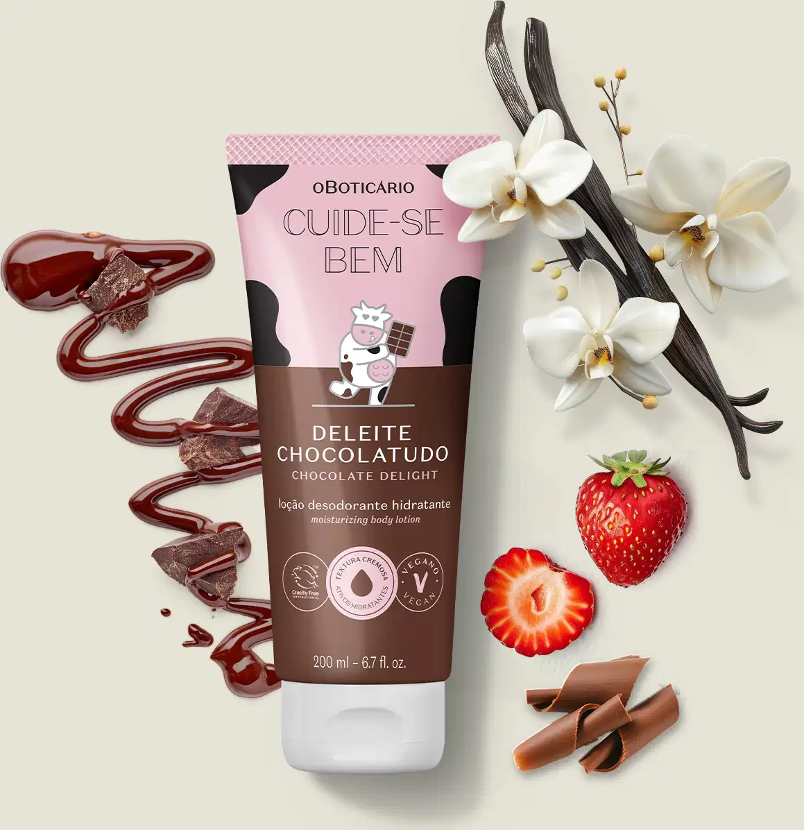 Loção corporal hidratante com aroma de chocolate. Ao redor do tubo, há elementos decorativos como flores brancas de orquídea, uma morango vermelho inteiro e outro cortado, barras de chocolate ao leite e chocolate derretido