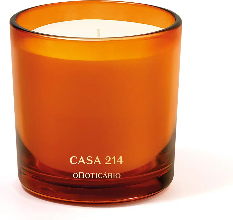 Vela perfumada em recipiente de vidro na cor laranja com letras douradas da marca Casa 214 Vanilla Sublime.