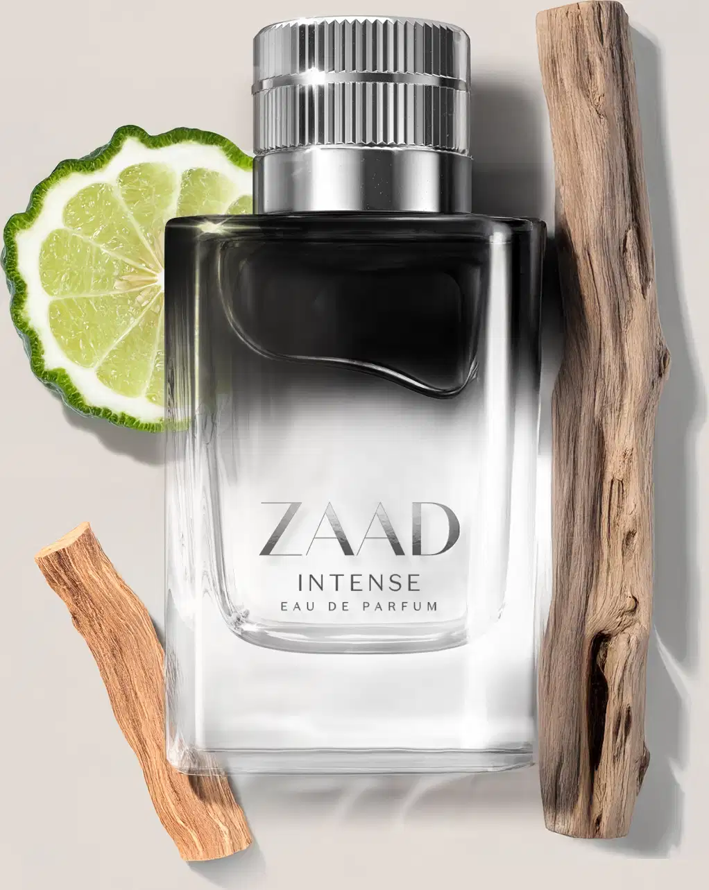 Imagem de um vidro de Eau de Parfum Zaad Intense em preto e prata com limão e madeira ao redor, em fundo cinza.
