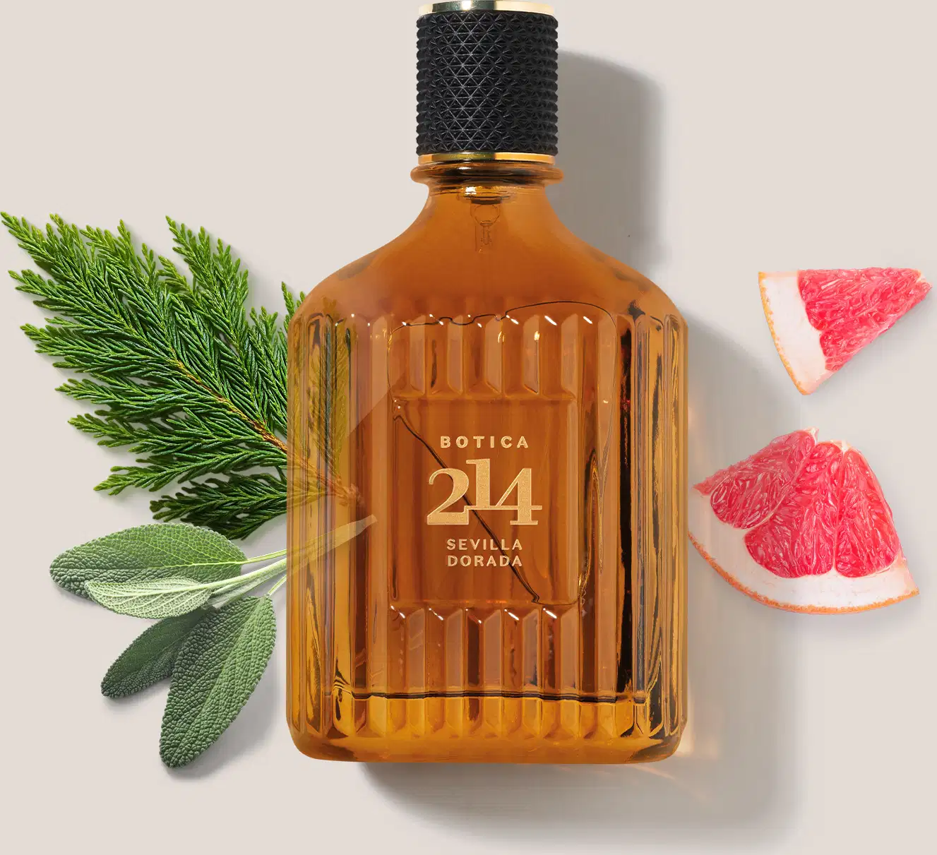 Frasco de Eau de Parfum Fougére Aromático Botica 214 Sevilla Dorada em fundo claro, com ramos de plantas verdes e fatias de toranja ao redor, criando um cenário natural e aromático.
