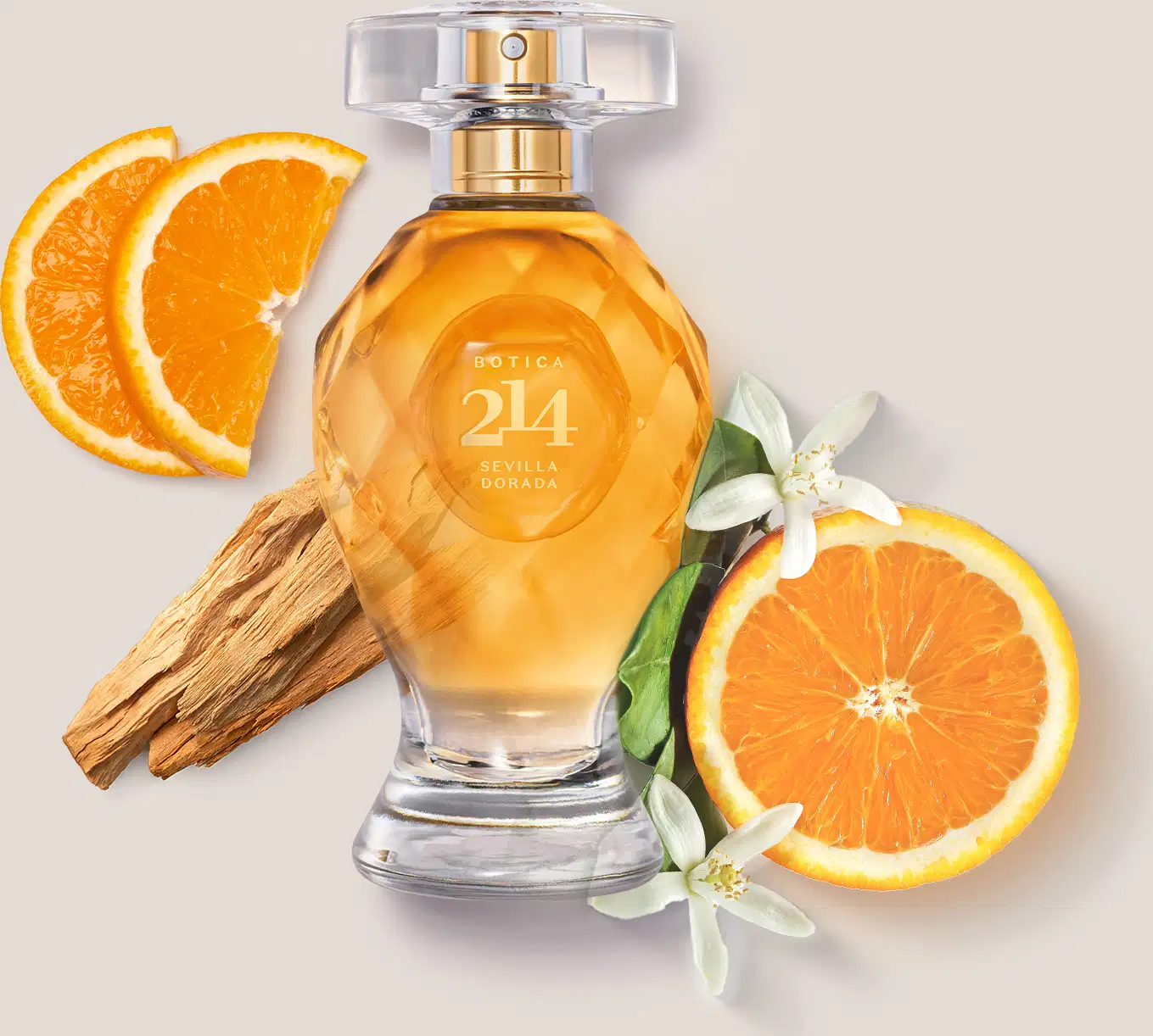 Frasco de Eau de Parfum Floral Frutal Botica 214 Sevilla Dorada em ambiente com laranjas fatiadas, flores brancas e pedaços de canela, sobre superfície clara.