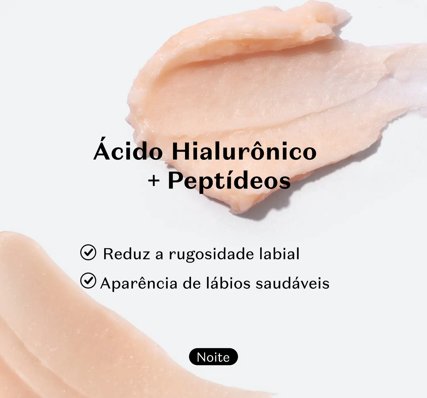 Pequenas porções do balm labial noturno da marca Make B. Lip Chronology Night Plump em fundo azul claro e texto em letras pretas informando os benefícios do produto.