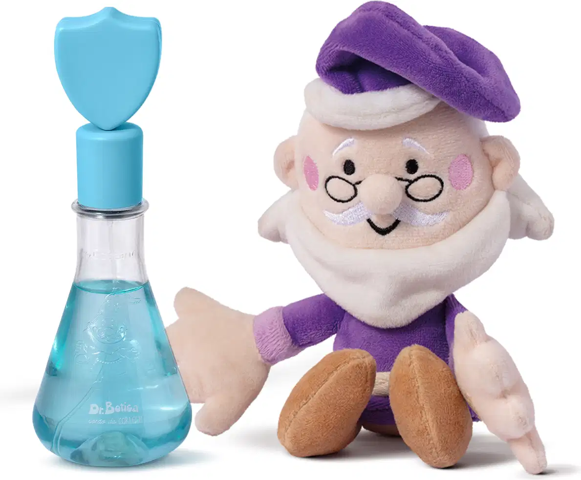 Pequeno boneco de pelúcia com roupa roxa e chapéu, ao lado de um frasco de vidro azul com tampa azul em formato de escudo de colônia infantil Poção da Coragem da marca Dr Botica.