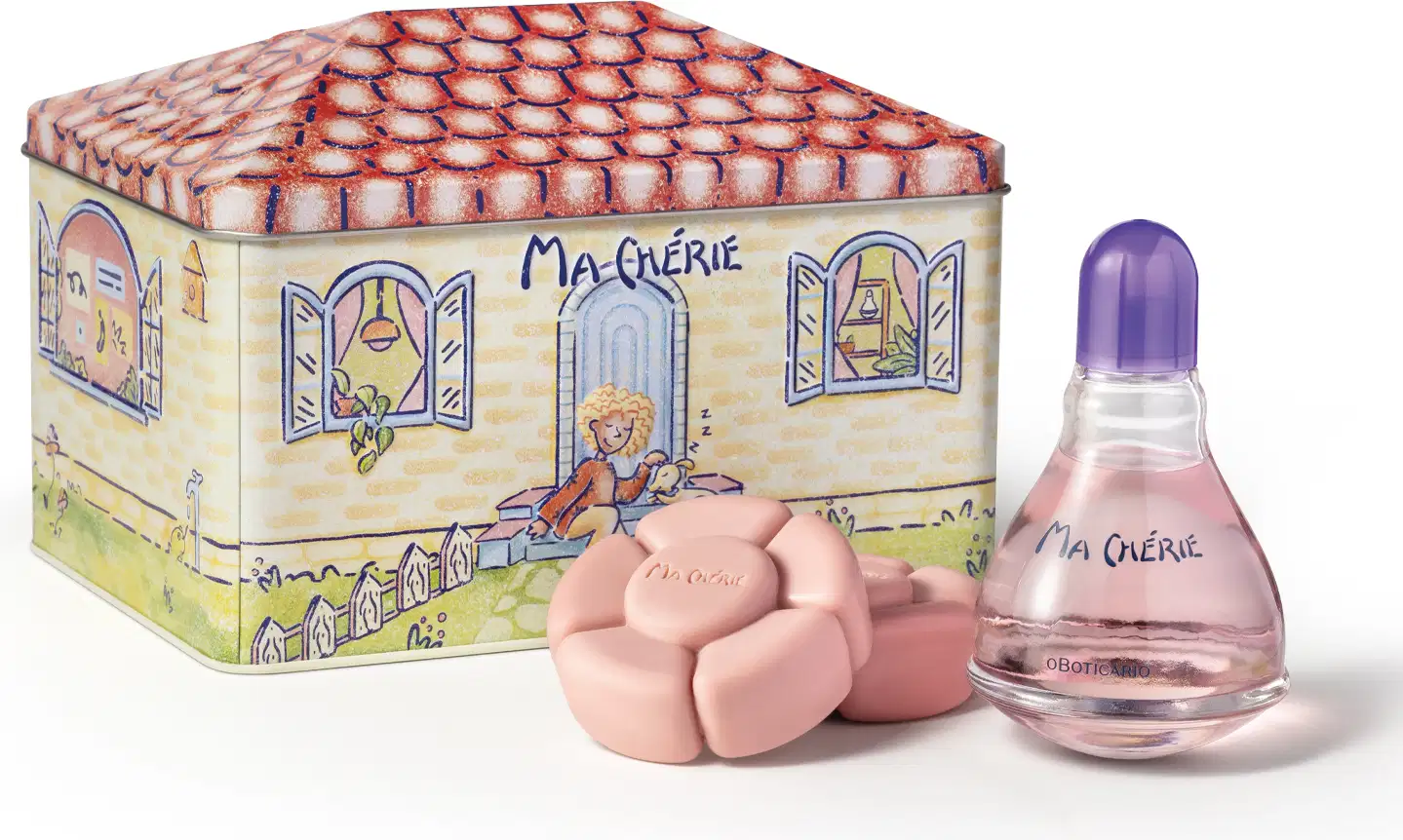 Conjunto de produtos Ma Chérie incluindo uma lata decorativa ilustrada com uma casa. Ao lado, o desodorante colônia Ma Chérie com líquido rosa e tampa roxa e sabonetes em formato de flor na cor rosa claro.