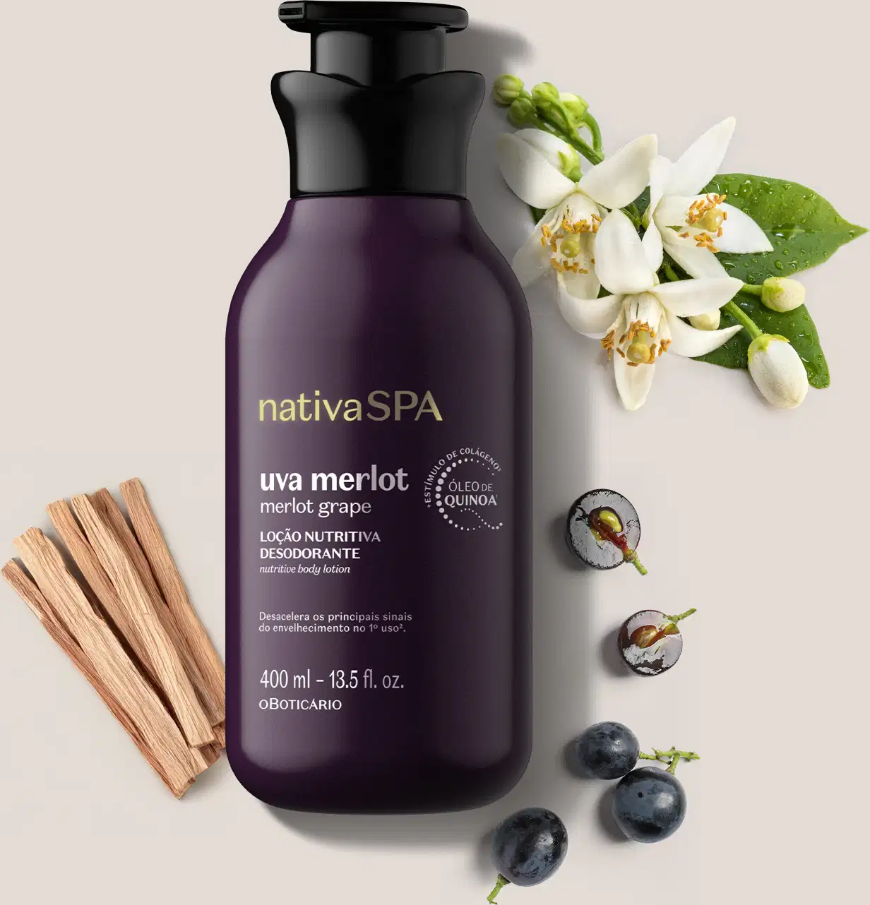 Frasco de loção corporal da marca Nativa SPA Uva Merlot, na cor roxa, com flores brancas, uvas e folhas verdes ao redor, sobre superfície clara com galhos de madeira.