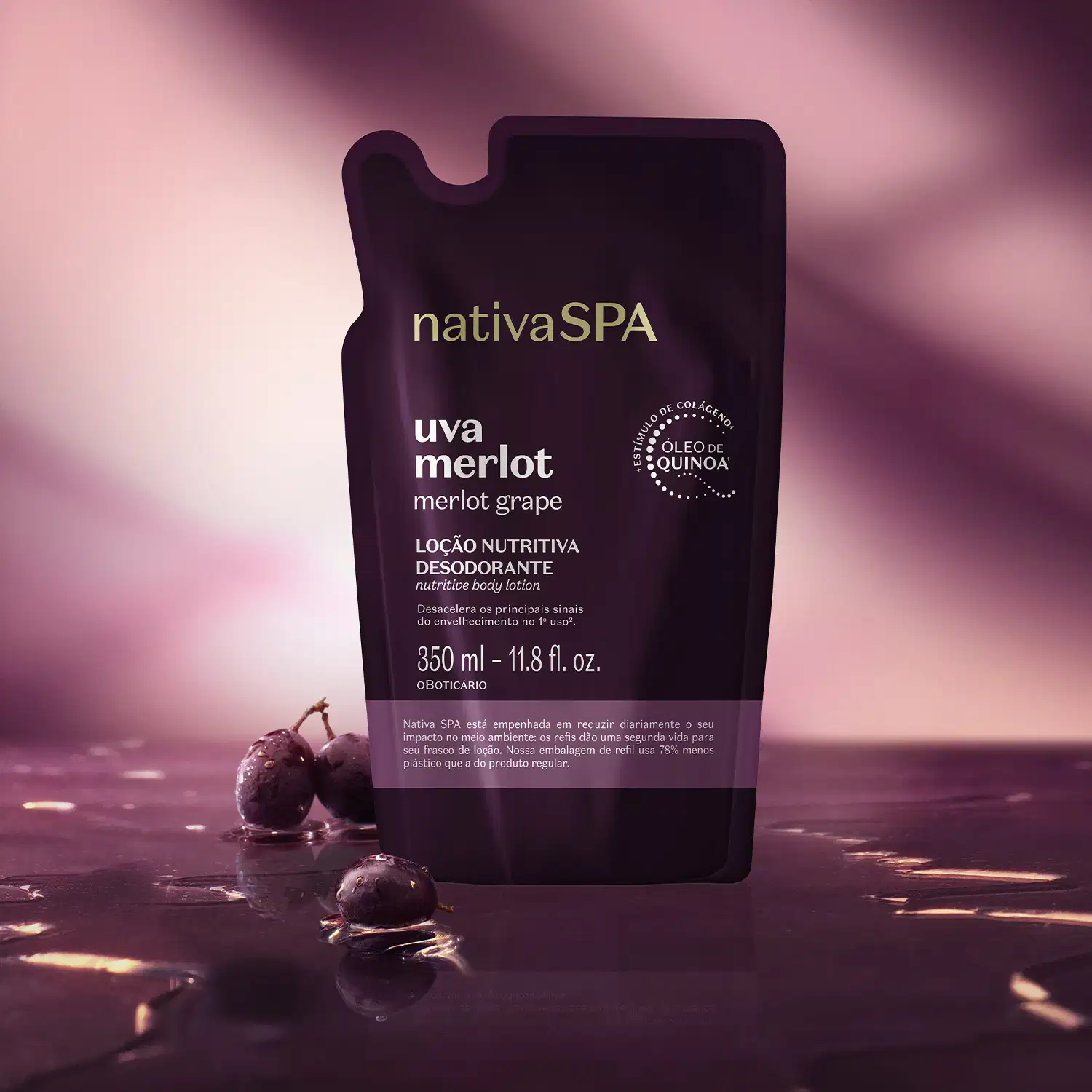Embalagem roxa de loção hidratante corporal da marca Nativa SPA Uva Merlot, sobre superfície escura com reflexos e uvas frescas ao redor, em ambiente com iluminação rosada.