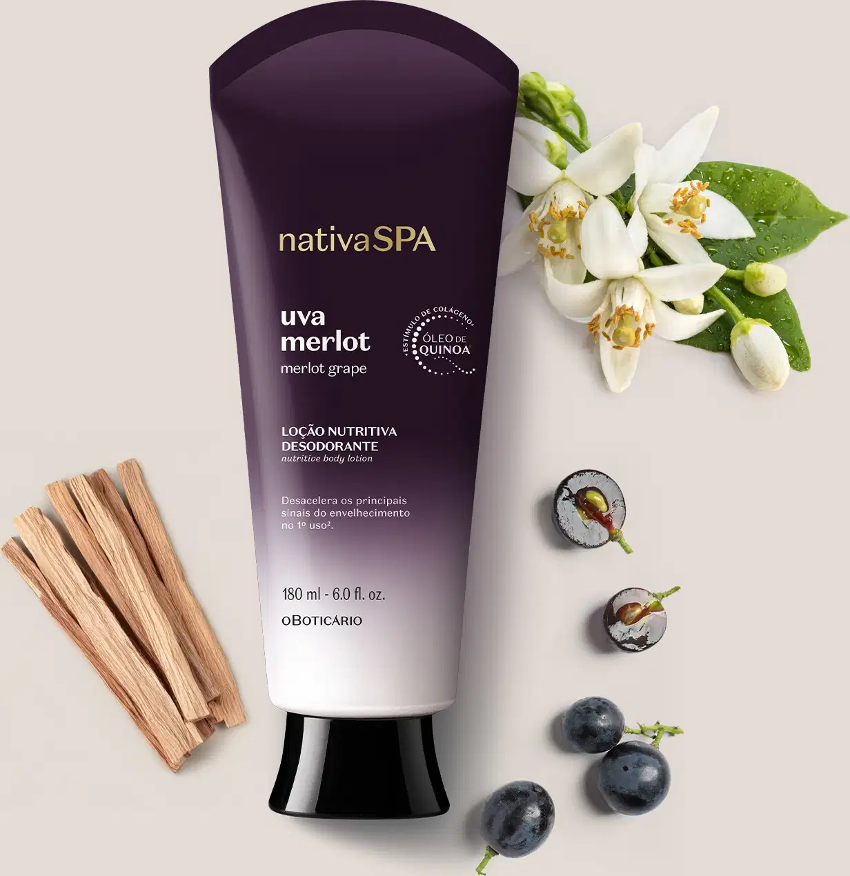 Embalagem de loção corporal da marca Nativa SPA Uva Merlot, com flores brancas e uvas merlot s ao redor, sobre superfície clara.