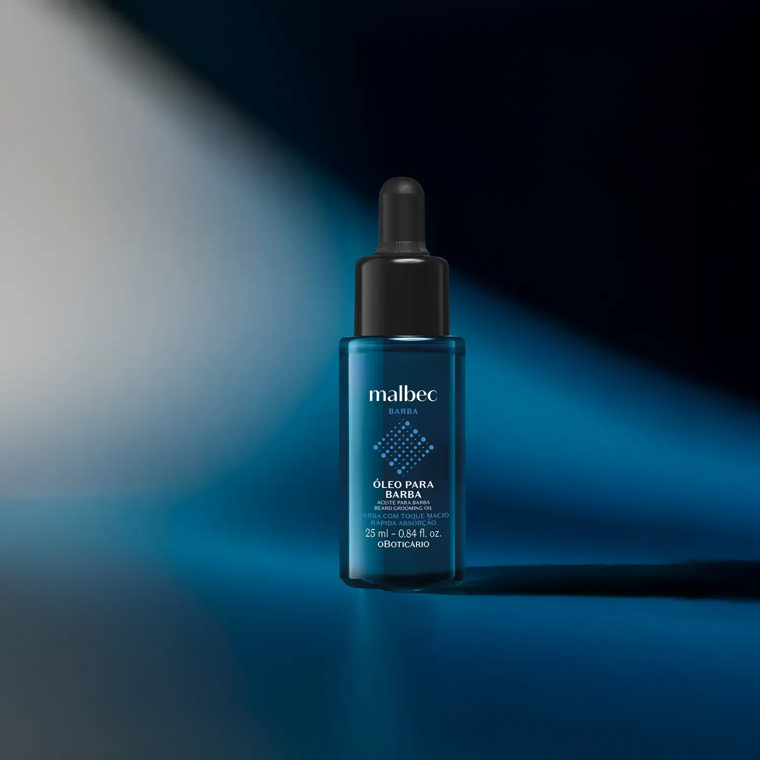 Frasco azul escuro com letras brancas, detalhes azuis e tampa preta contendo 25ml de óleo para barba da marca Malbec Barba. O item está em fundo azul com grandes sombras.