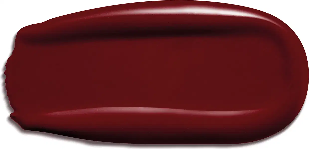 Textura cremosa e brilhante na cor vinho escuro, espalhada sobre superfície lisa e clara.