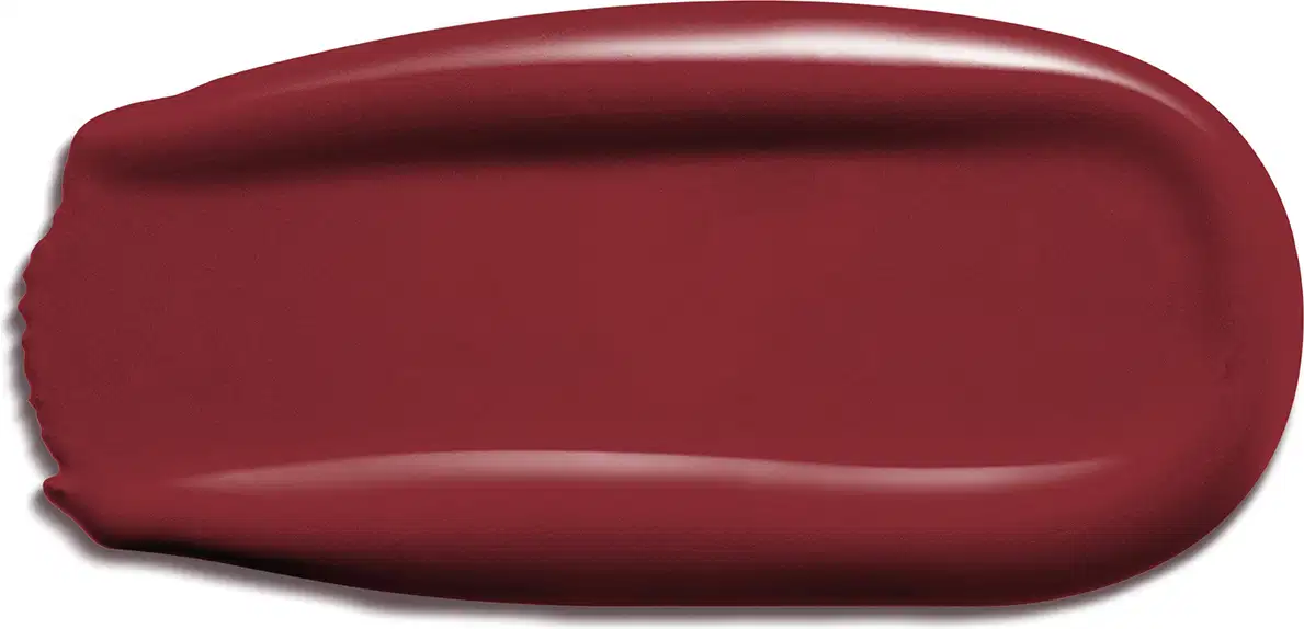 Textura cremosa e brilhante na cor vinho escuro, espalhada sobre superfície lisa e clara.