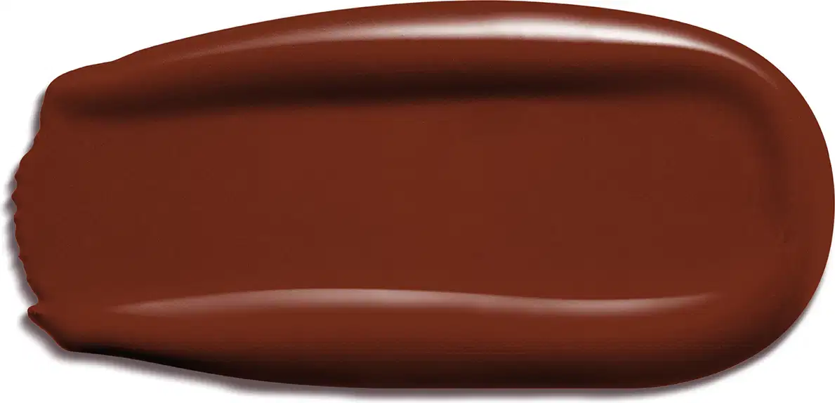 Textura cremosa e brilhante na cor vinho escuro, espalhada sobre superfície lisa e clara.