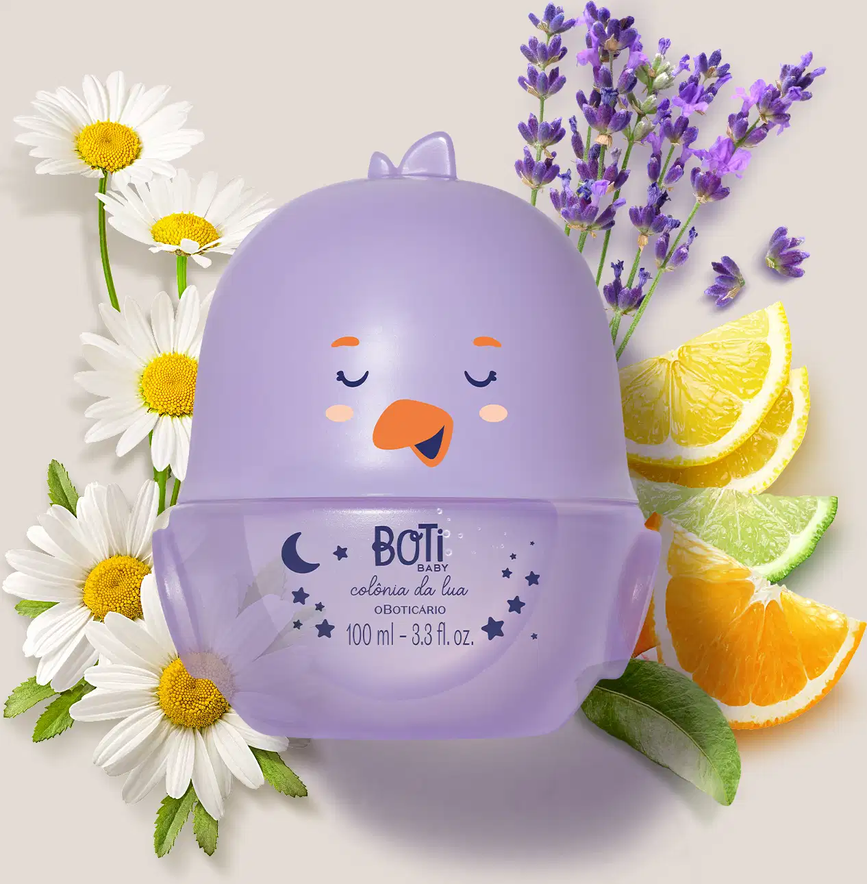 Embalagem da colônia Boti Baby Lua em formato de pintinho na cor lilás rodeada por flores de camomila, lavanda, fatias de limão e laranja em fundo claro.