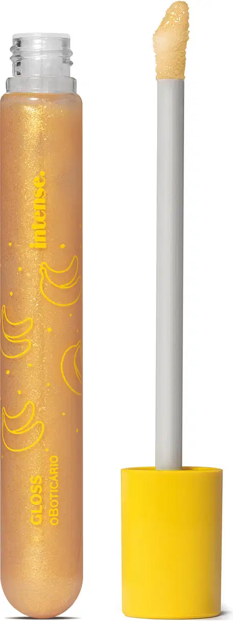 A imagem mostra uma embalagem de gloss labial, em formato cilíndrico, com rótulo amarelo e desenhos de banana. O aplicador está ao lado do produto, com ponta de espuma e tampa amarelas.