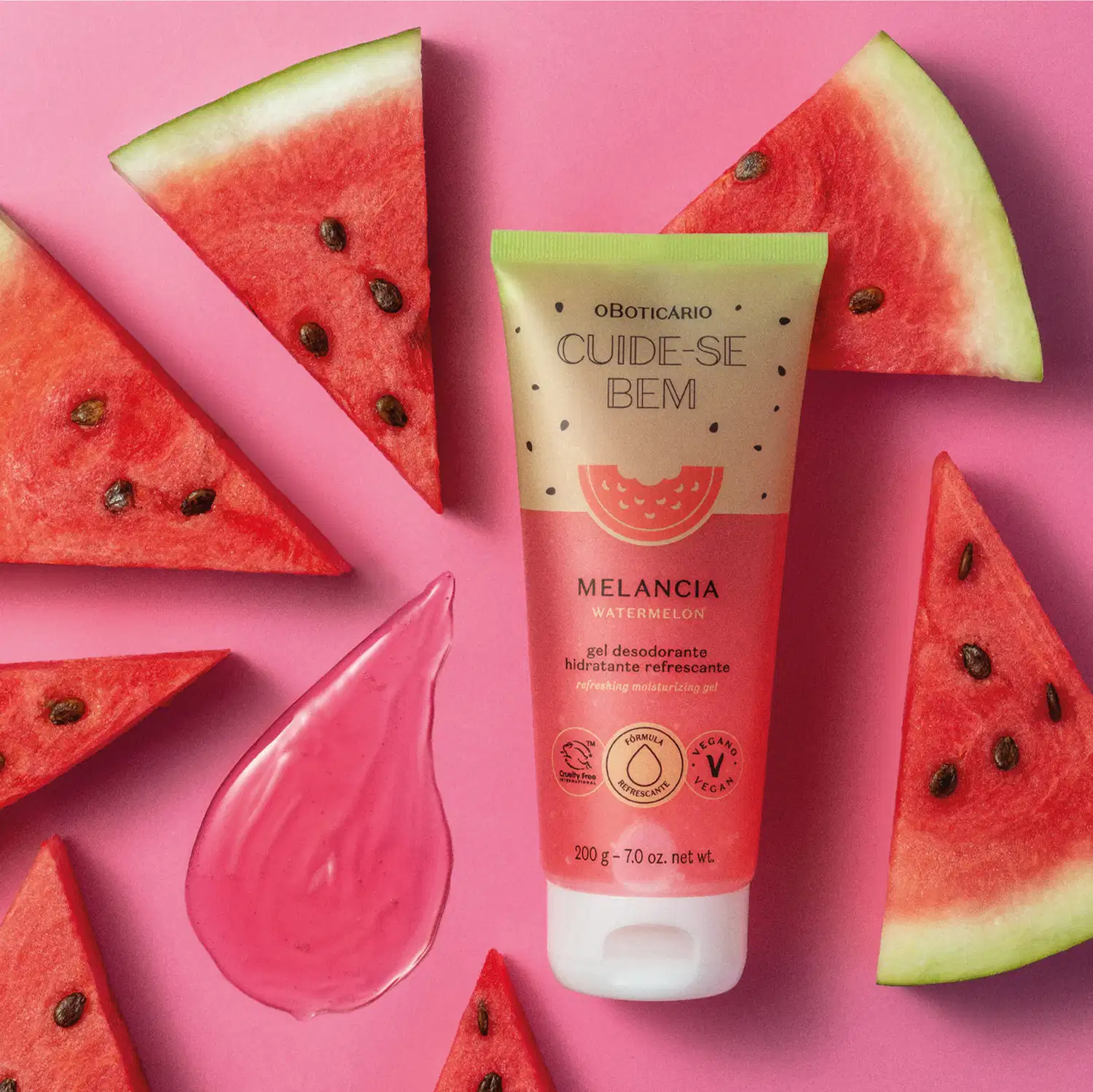 Bisnaga verde e vermelha com pontinhos pretos e ilustração de melanciade gel hidratante refrescante Cuide-se Bem Melancia cercada por pedaços triangulares de melancia com pequena quantidade do produto em fundo rosa.