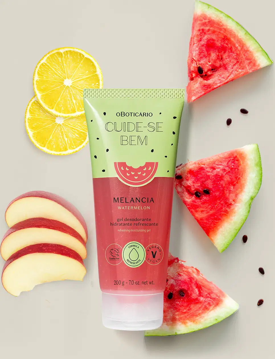 Bisnaga verde e vermelha com pontinhos pretos e ilustração de melancia de gel hidratante refrescante Cuide-se Bem Melancia rodeada por fatias de melancia e limão em fundo bege.