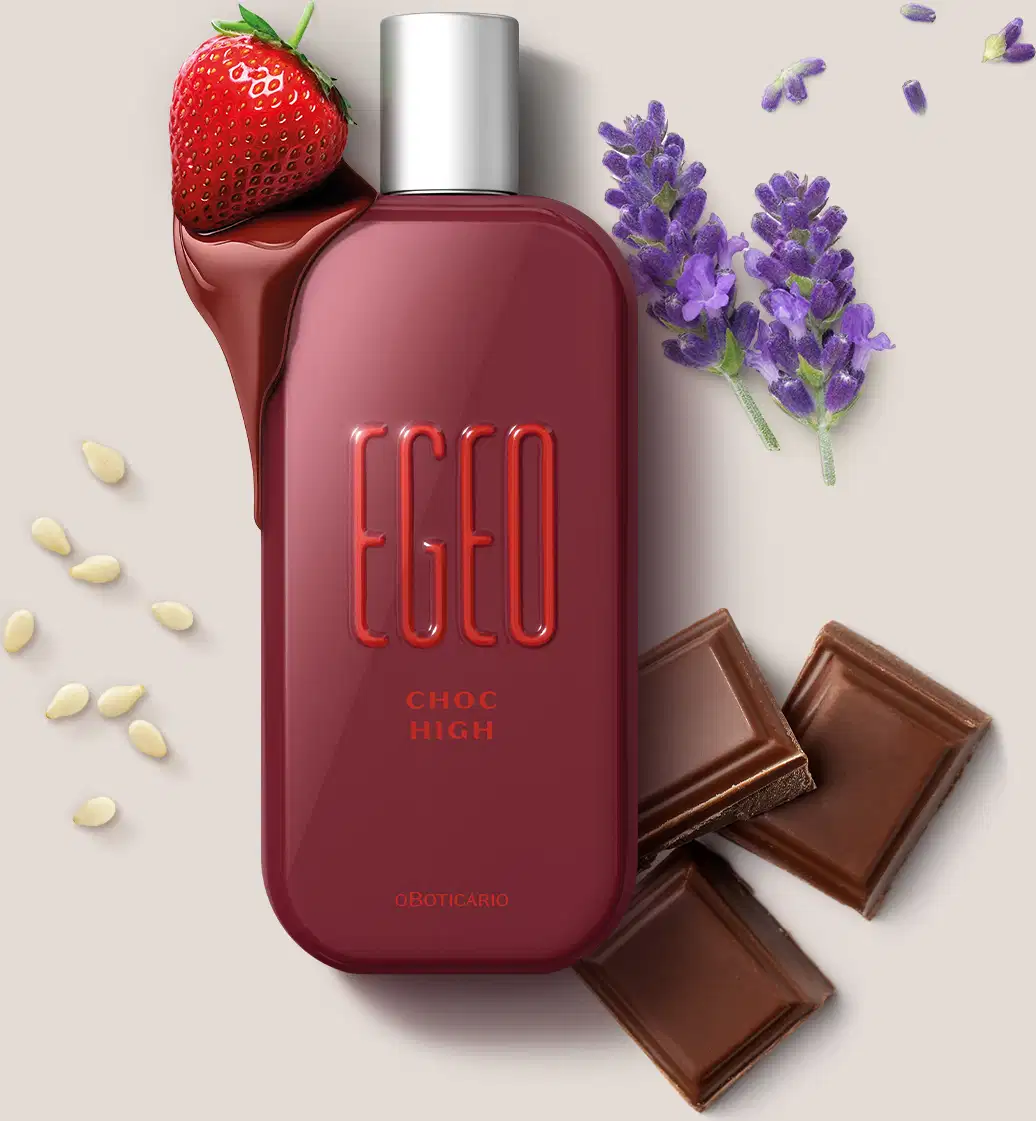 Frasco vermelho de desodorante colônia Egeo Choc High cercado por morangos, lavanda e barras de chocolate ao redor, sobre superfície clara.