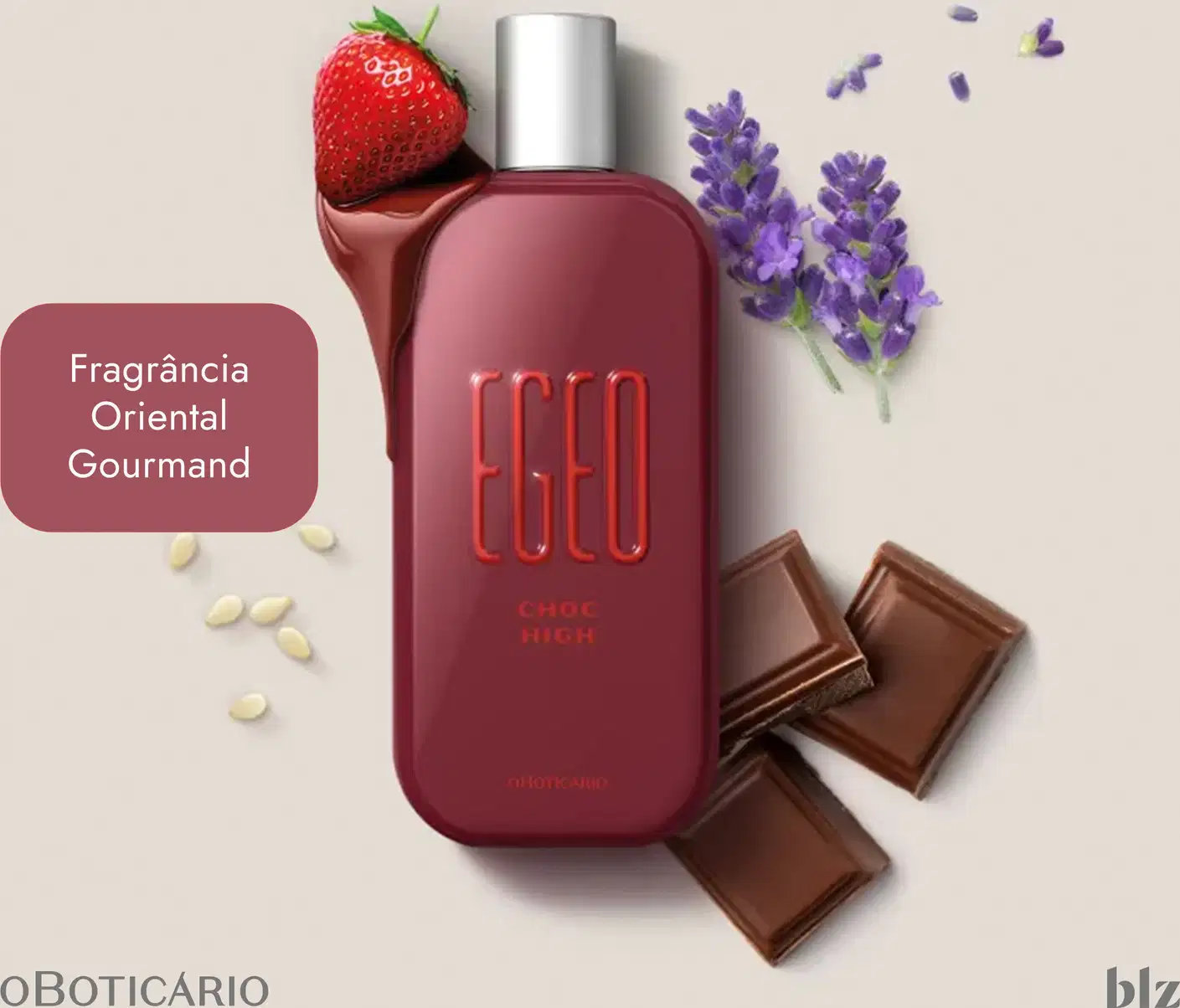 Ao redor do frasco, há alguns elementos decorativos, como uma morango vermelha, flores de lavanda roxas e pedaços de chocolate. A embalagem e os elementos visuais sugerem que este é um perfume com notas de chocolate e frutas.