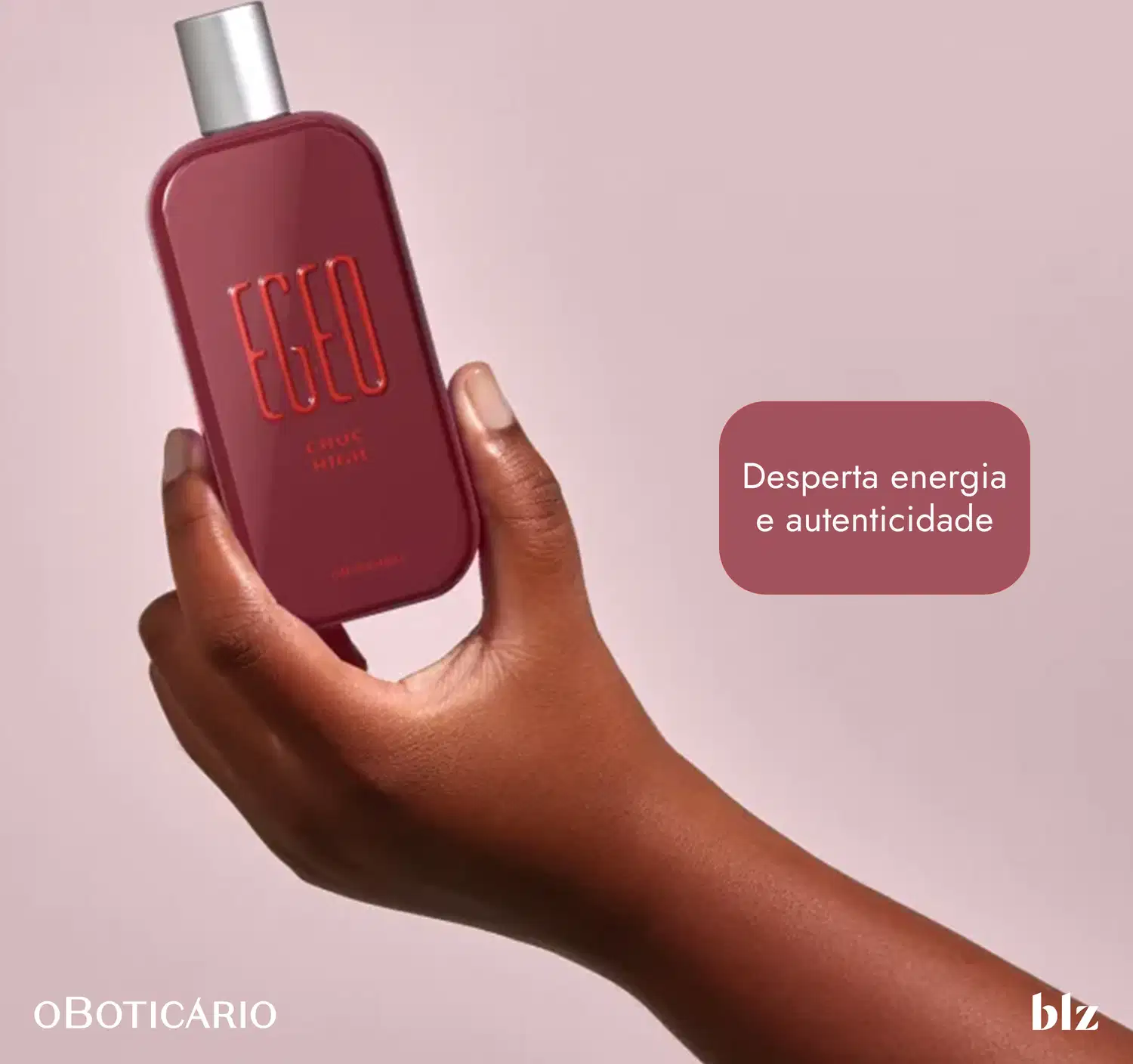 Uma mão feminina segura o frasco em uma posição elevada.