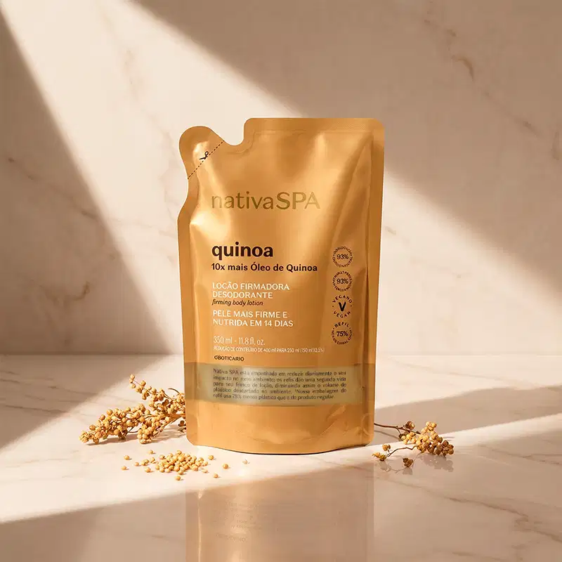 Imagem da embalagem refiil de loção corporal da marca Nativa SPA Quinoa, com sachê de plástico flexível na cor dourada, rótulo com texto e informações sobre o produto em letras brancas e pretas. em uma superfície branca com uma leve iluminação natural.