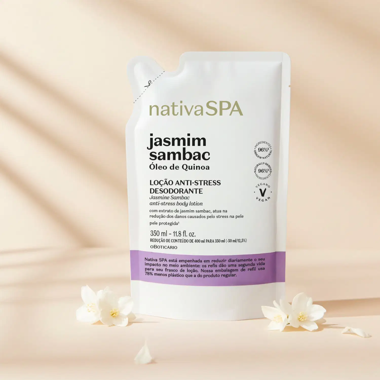 Imagem de embalagem branca de loção hidratante anti-stress da marca Nativa SPA Jasmim Sambac, com flores brancas ao redor, sobre superfície bege clara com sombras suaves.