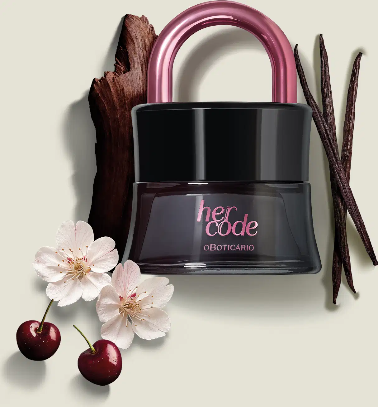 Vidro preto em formato de cadeado com arco e letras na cor rosa metalizado de Eau de Parfum Her Code Touch. Ao redor do frasco, há elementos decorativos como galhos secos, favos de baunilhas, duas cerejas vermelhas e flores de cerejeira rosa claro.